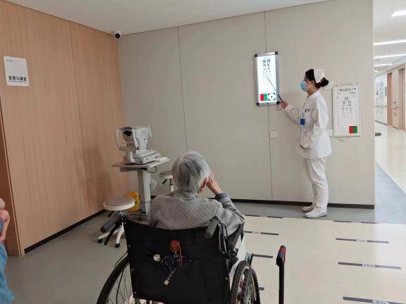 身体折叠 90 度，湖北普瑞眼科彭华琮院长站立完成手术