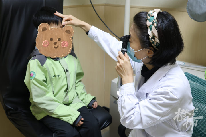 曾怀疑 300 度假性近视，8 岁女孩为何却戴上了远视镜？