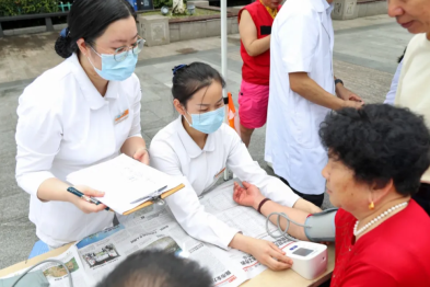 把诊室「搬」到了广场上，他们用这种方式为党庆生