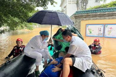 洪水无情人有义，风雨同舟救生命——记桂医附院急诊医护人员洪水中救护的感人瞬间