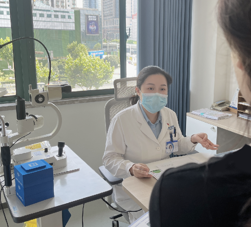 暑期摘镜季 武汉普瑞眼科 ai+千频优视飞秒手术解决女孩混合散光