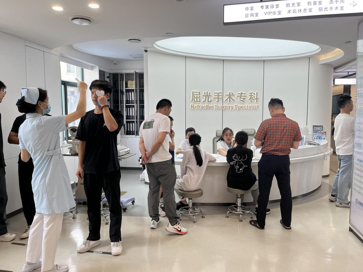 暑期摘镜季 武汉普瑞眼科 ai+千频优视飞秒手术解决女孩混合散光
