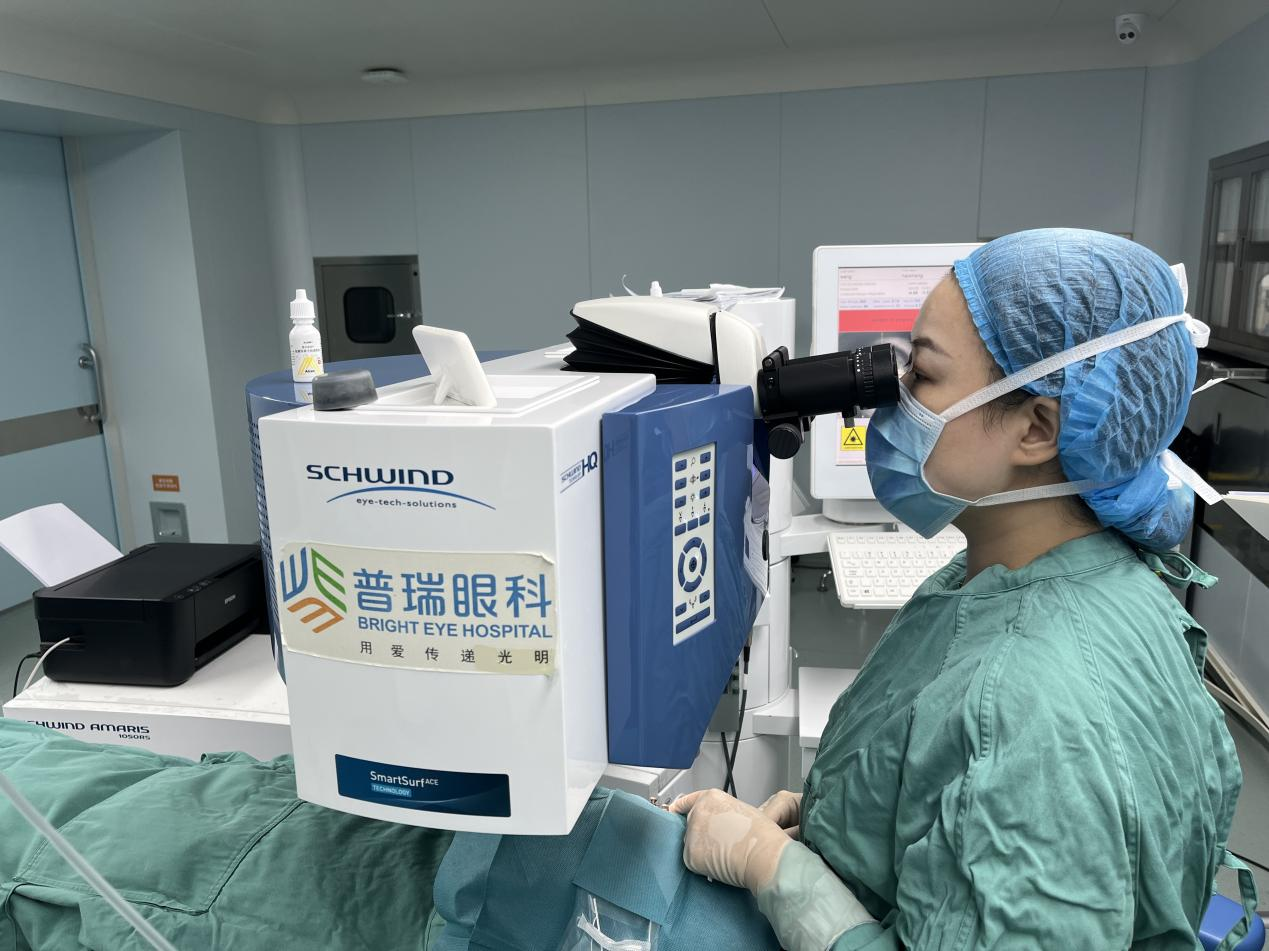 暑期摘镜季 武汉普瑞眼科 ai+千频优视飞秒手术解决女孩混合散光