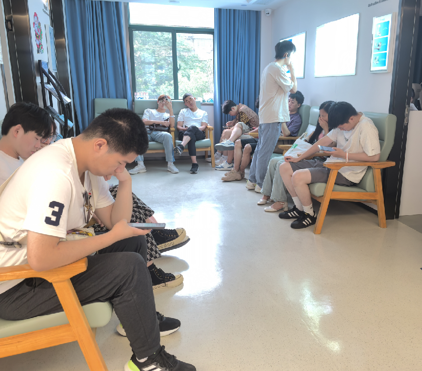 暑期摘镜季 武汉普瑞眼科 ai+千频优视飞秒手术解决女孩混合散光