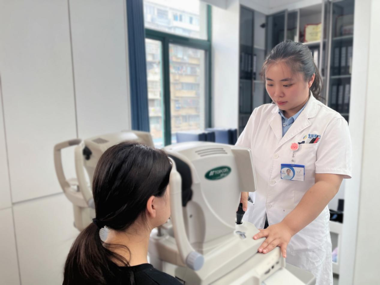 暑期摘镜季 武汉普瑞眼科 ai+千频优视飞秒手术解决女孩混合散光