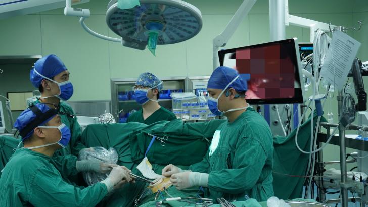 新突破！南昌大学二附院完成一例单孔胸腔镜下心脏肿瘤切除术