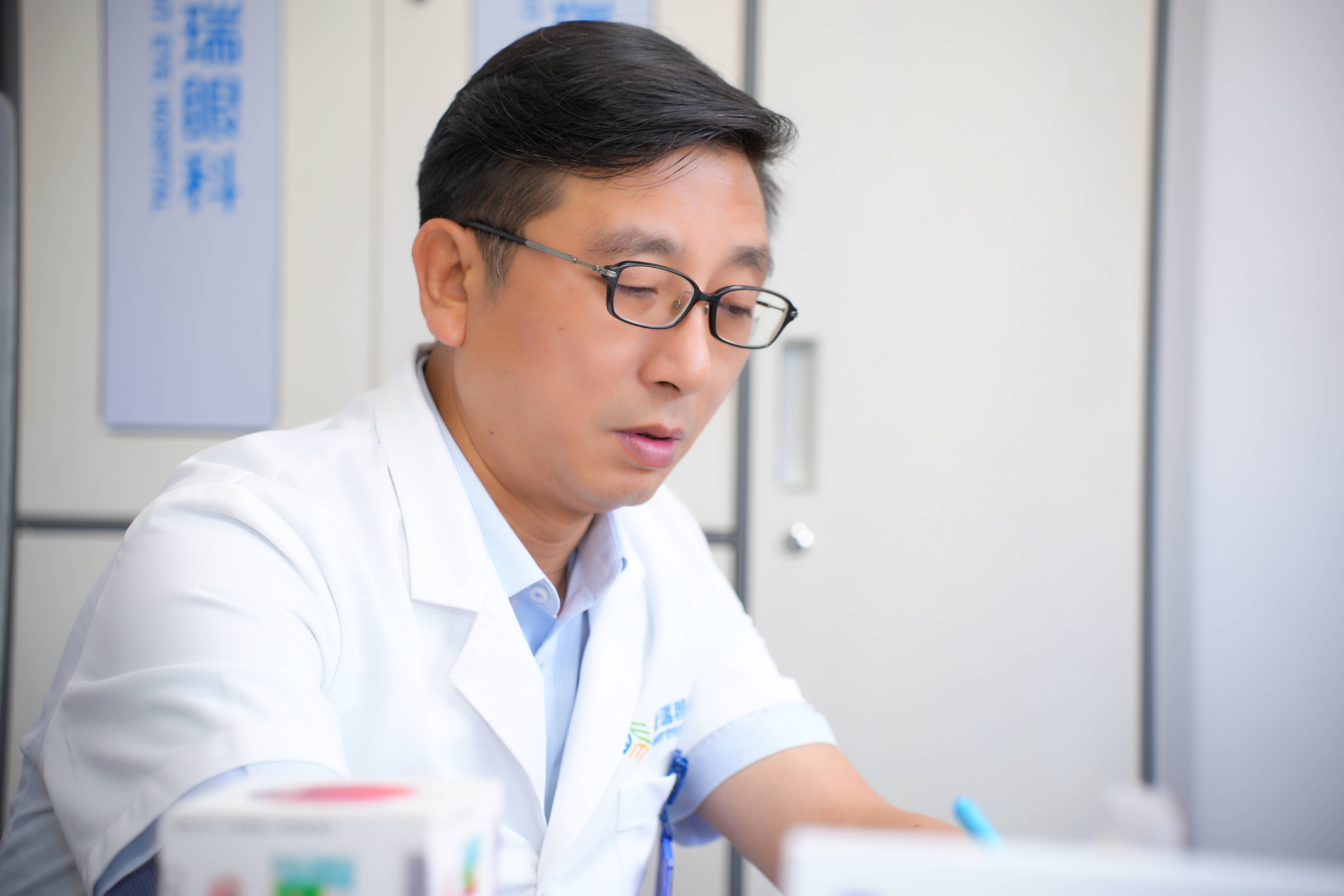 马凡氏综合征少年学医受阻 武汉普瑞眼科医院施妙手助其圆梦