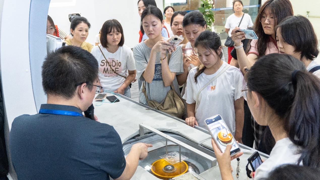 久久卫宫公益行组织高校学生走进海扶刀发源地,领略原始创新魅力