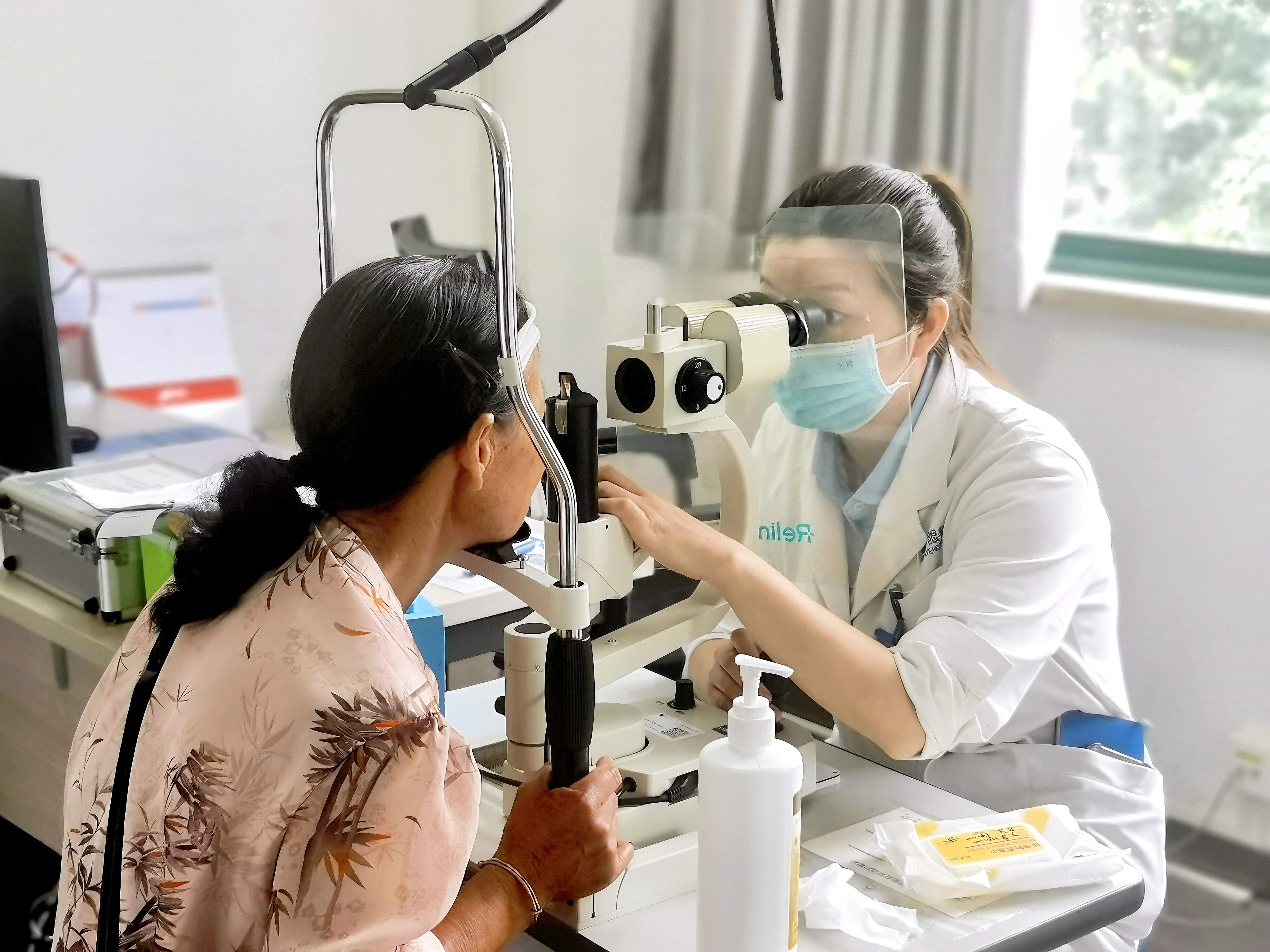 眼睛总有异物感？武汉普瑞眼科医院提醒：可能是倒睫惹的祸！