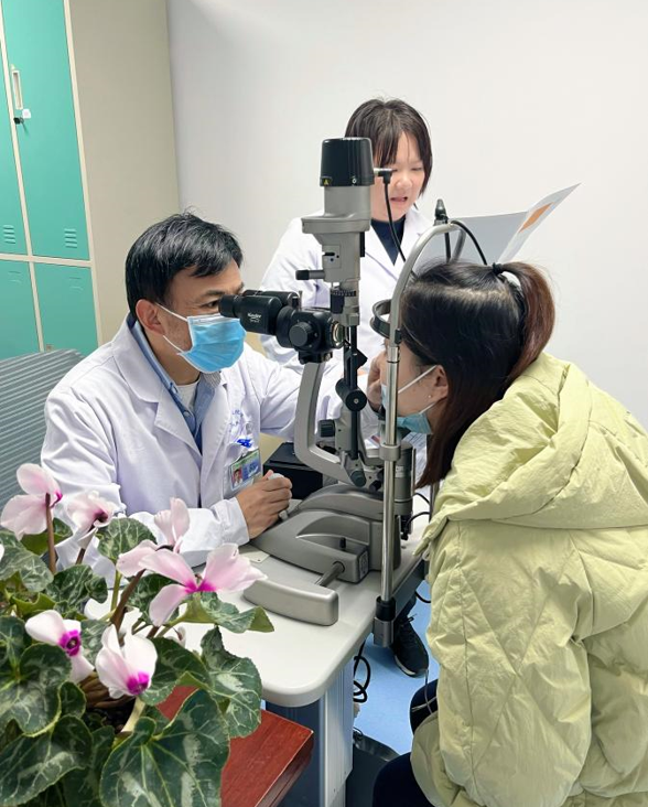 华厦眼科医师节特辑丨鲍连云：光明的守护者，仁心的践行者