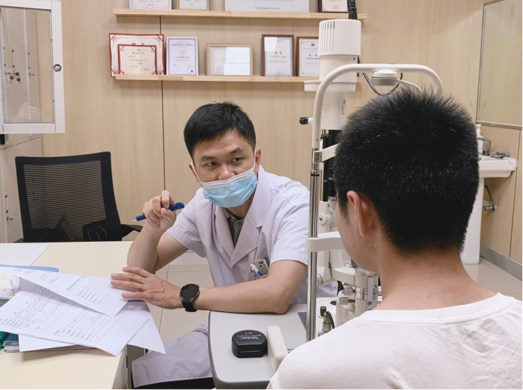 华厦眼科医师节特辑丨黄亮：追光十余载，履步不停歇，匠心重塑患者清晰视界