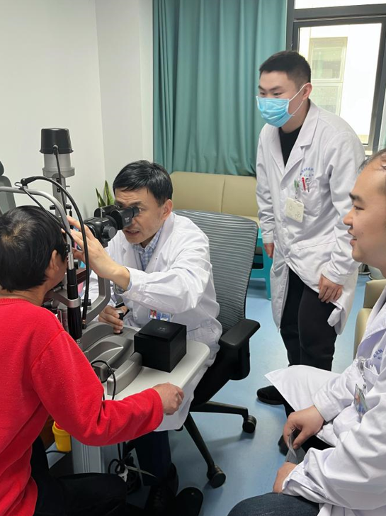 华厦眼科医师节特辑丨鲍连云：光明的守护者，仁心的践行者