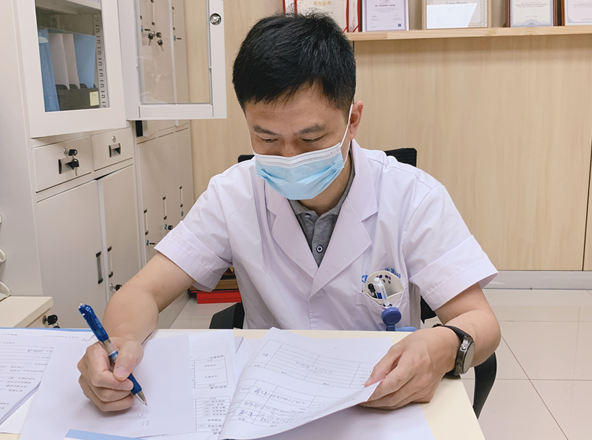 华厦眼科医师节特辑丨黄亮：追光十余载，履步不停歇，匠心重塑患者清晰视界