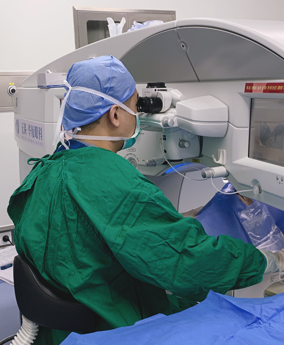 华厦眼科医师节特辑丨黄亮：追光十余载，履步不停歇，匠心重塑患者清晰视界