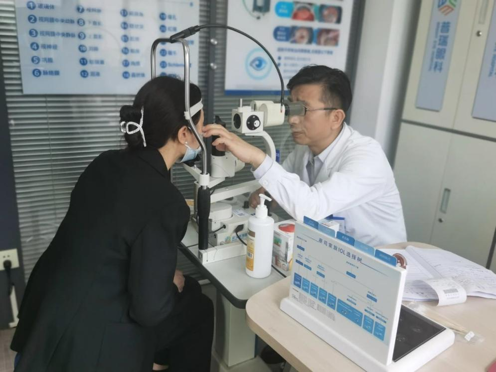 警惕这些因素容易诱发白内障！武汉普瑞眼科程旭康分析白内障病因