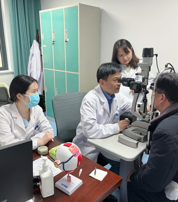 华厦眼科医师节特辑丨鲍连云：光明的守护者，仁心的践行者