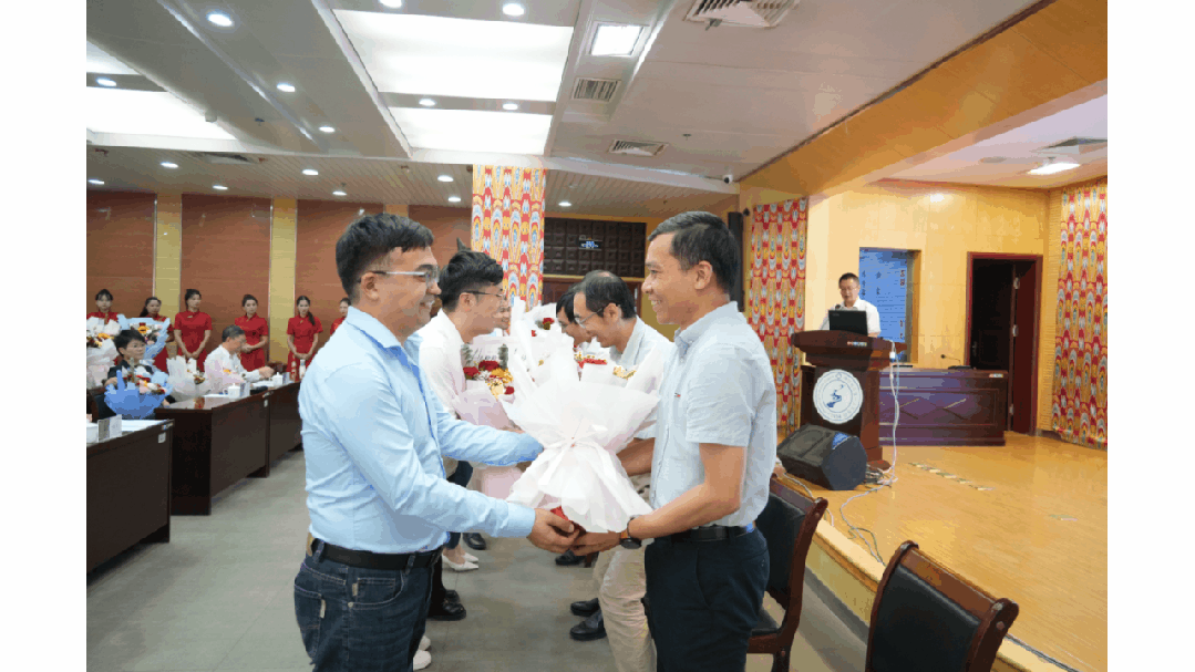 杏林薪火传 医路砥砺行—喀地一院举行 2024 年「组团式」医疗援疆导师带徒拜师仪式