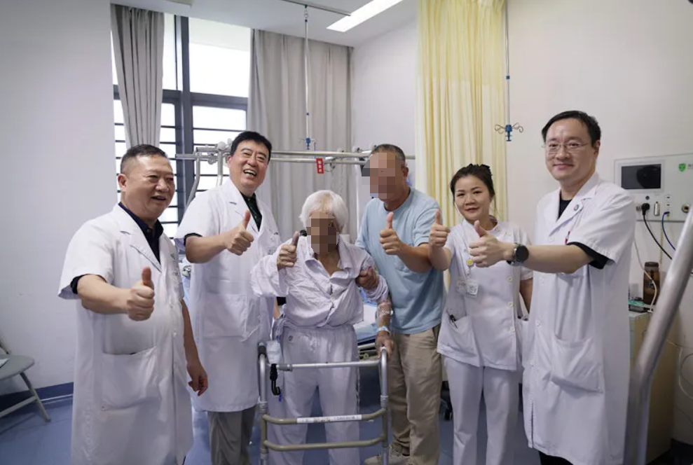 南方科技大学医院多学科协作成功为 101 岁高龄患者行人工股骨头置换术