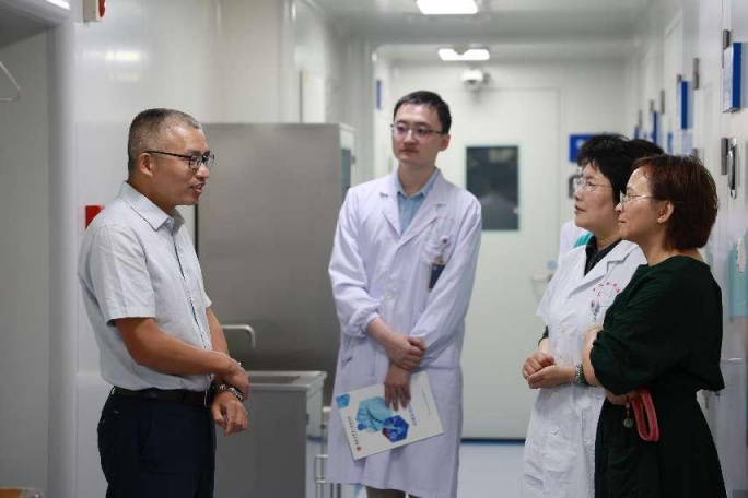 南昌大学副校长聂少平走访二附院分子医学重点实验室
