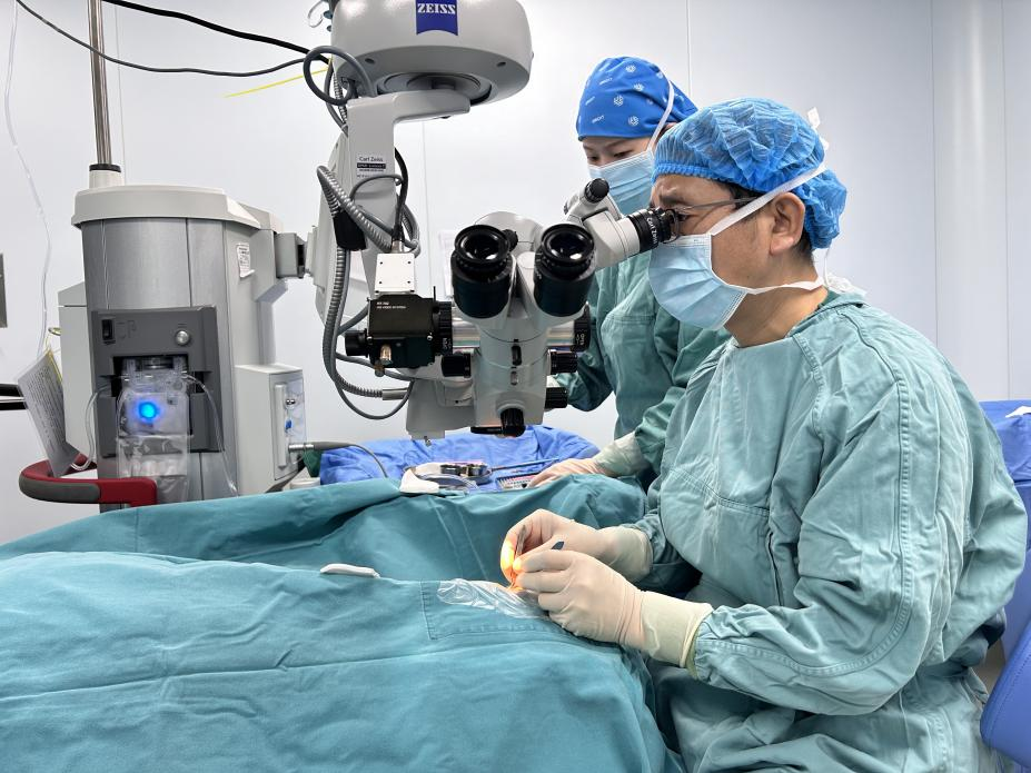 老人视力模糊怎么办？武汉普瑞眼科程旭康用白内障手术还其光明