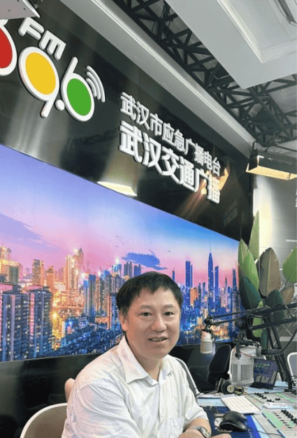 湖北普瑞眼科医院院长艾明教授做客《健康武汉》节目在线解答疑问