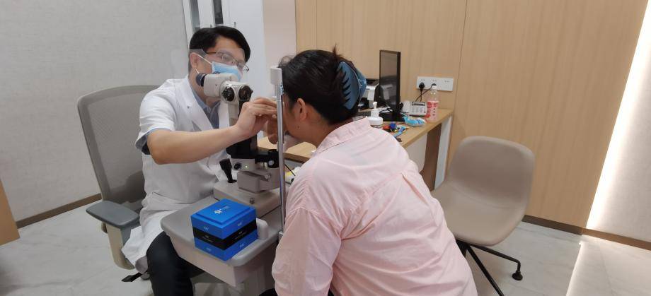 眼睛上面长痘痘是怎么回事？湖北普瑞眼科医院王军主任解答