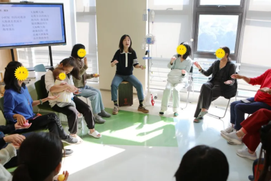 听，病房里响起动听的歌声！