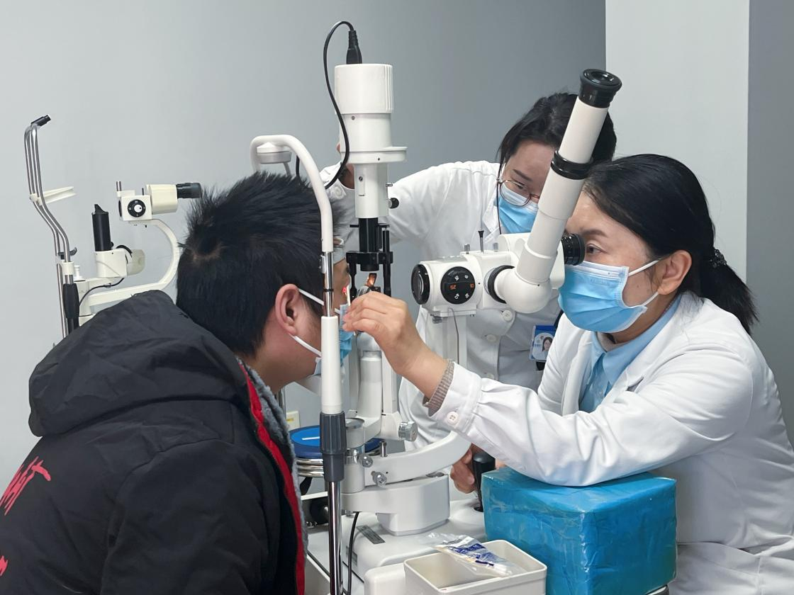 刷手机过度成斜视 武汉普瑞眼科林珊施斜视矫正手术帮患者眼睛复位