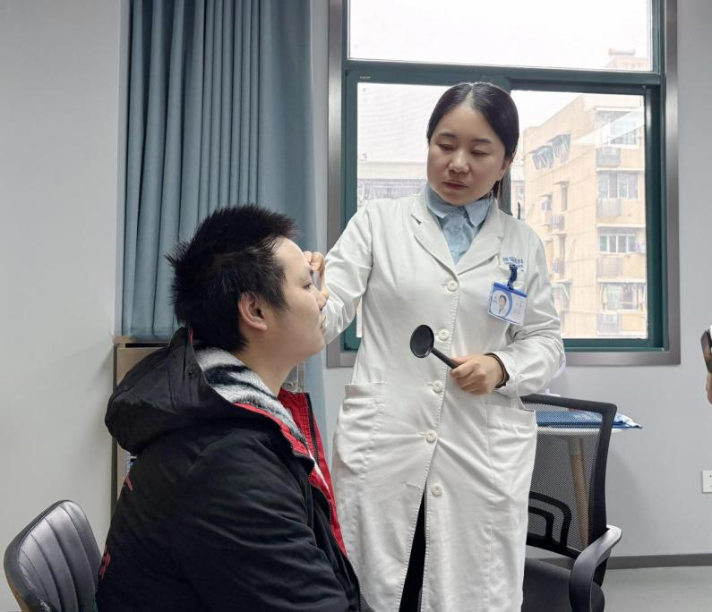 刷手机过度成斜视 武汉普瑞眼科林珊施斜视矫正手术帮患者眼睛复位