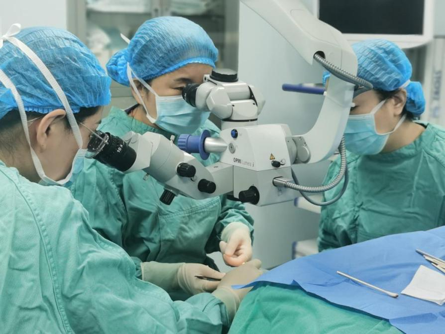 刷手机过度成斜视 武汉普瑞眼科林珊施斜视矫正手术帮患者眼睛复位