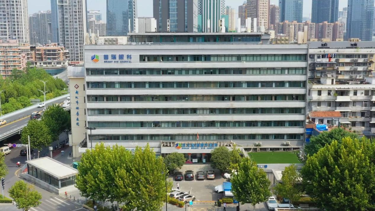 长期刷手机只会引起近视吗?武汉普瑞眼科林珊提醒注意斜视的风险