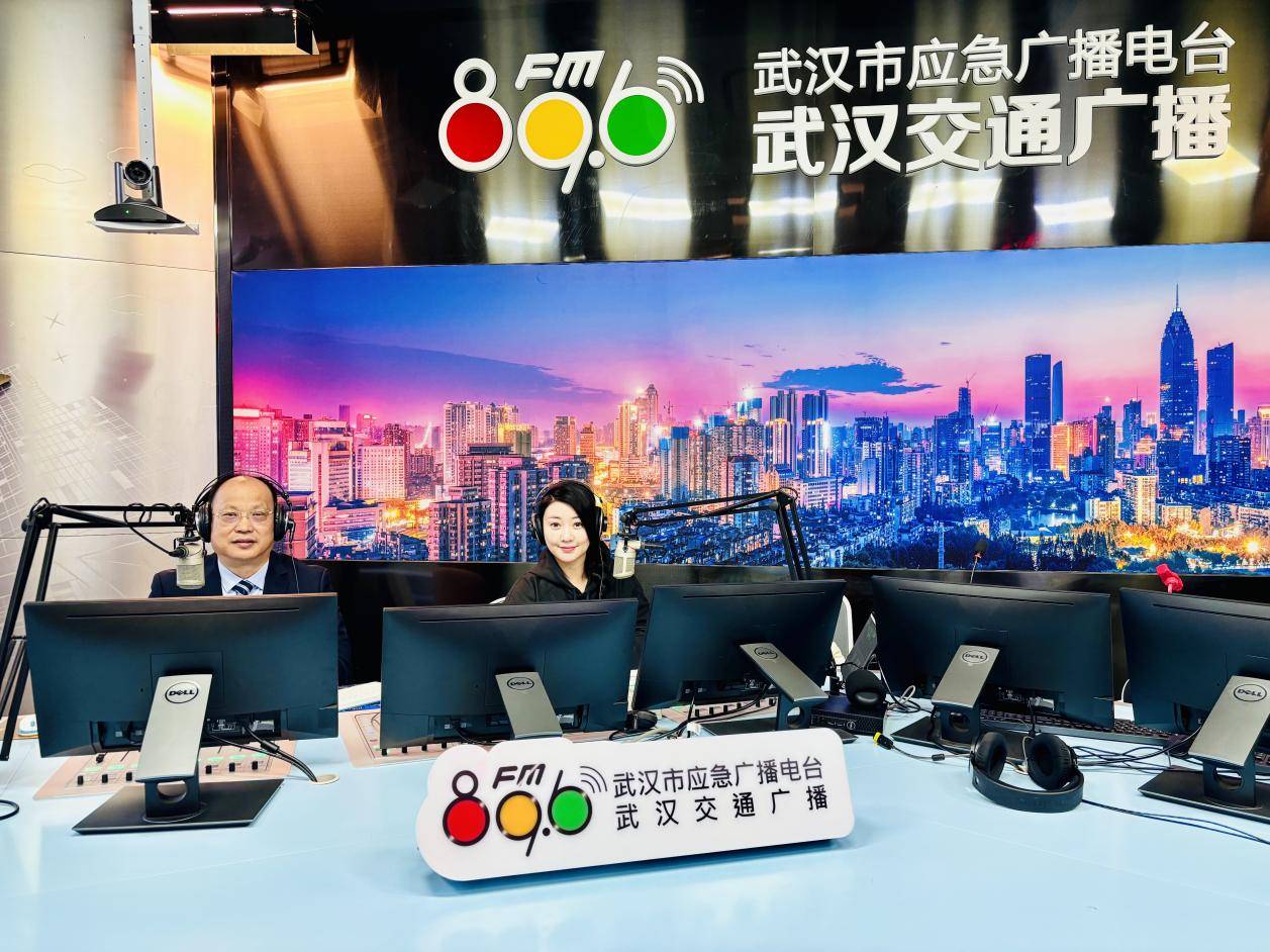 摘镜逐梦 圆梦军营|湖北普瑞眼科医院沈政伟院长做客《健康武汉》