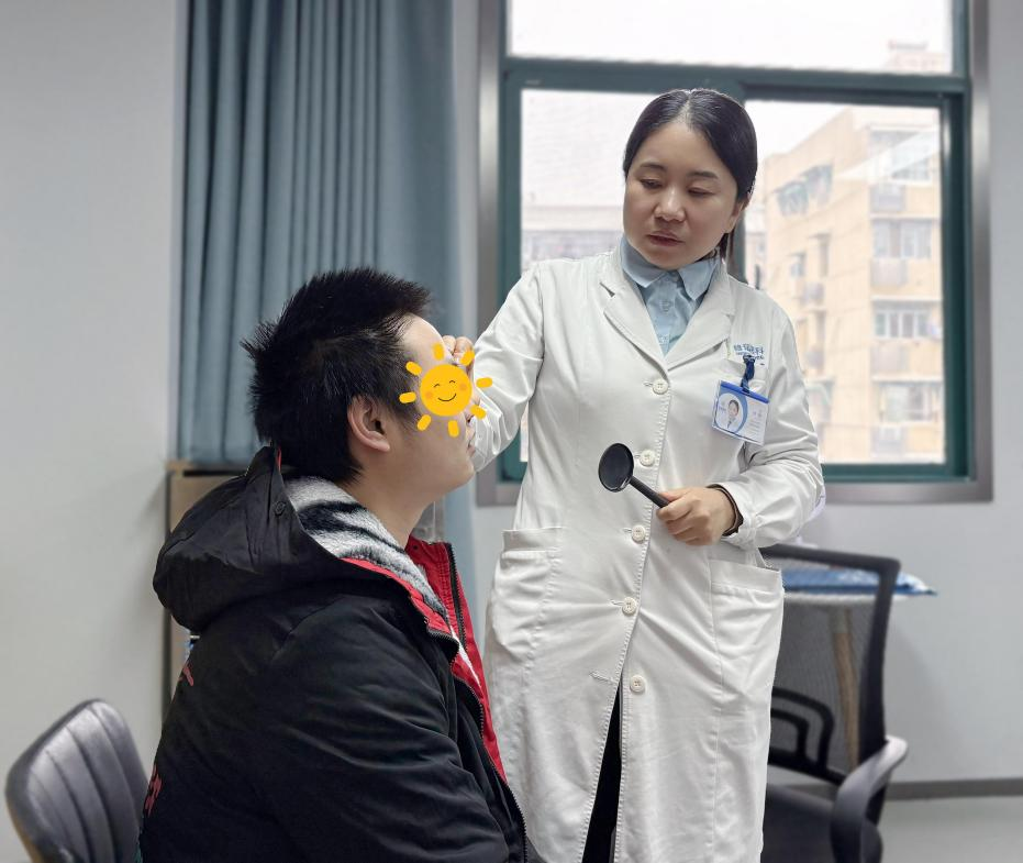 熬夜刷手机致斜视 武汉普瑞眼科医院林珊提醒:及时干预是关键