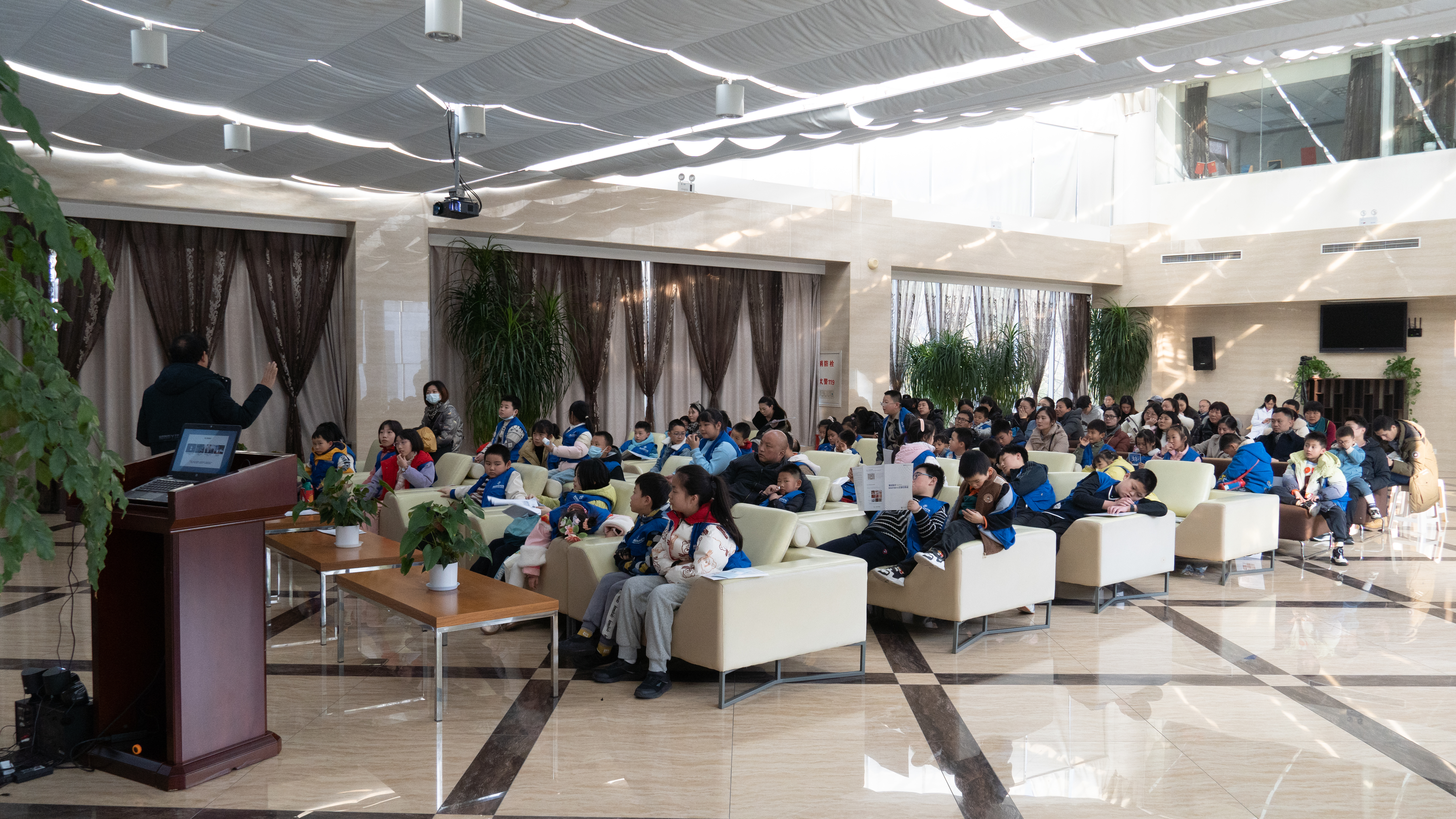 探索超声波的奥秘,重庆科技小记者走进海扶刀发源地