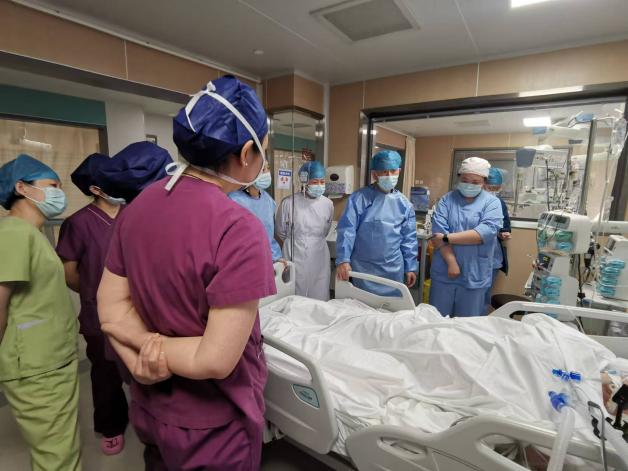 产后突发「致命洪水」 羊水栓塞！5 次全身大换血后，医护修改「生死簿」