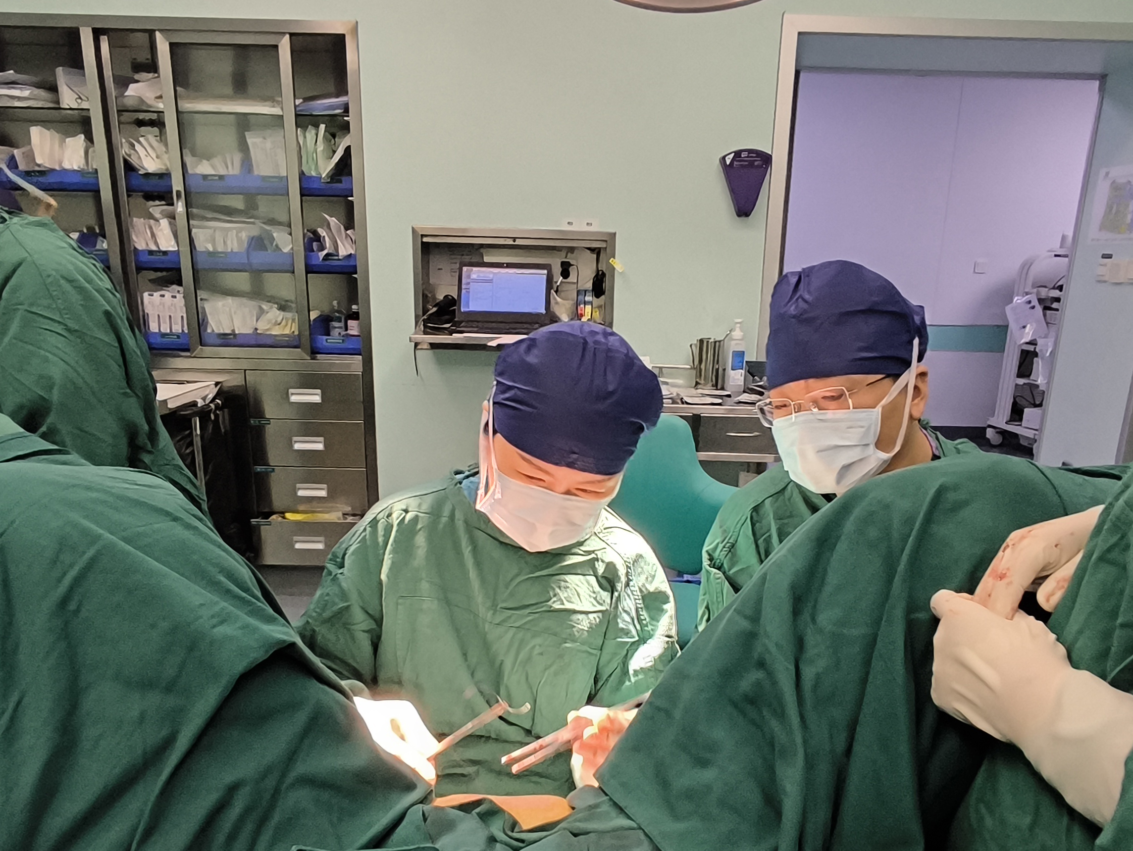 11 岁女孩先天性阴道闭锁 妇科专家重塑「女儿身」