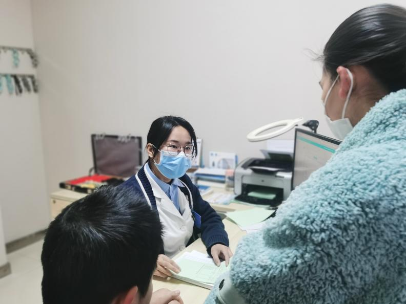 三维一体近视管理 武汉普瑞眼科解答：孩子近视 100 度要配镜吗？