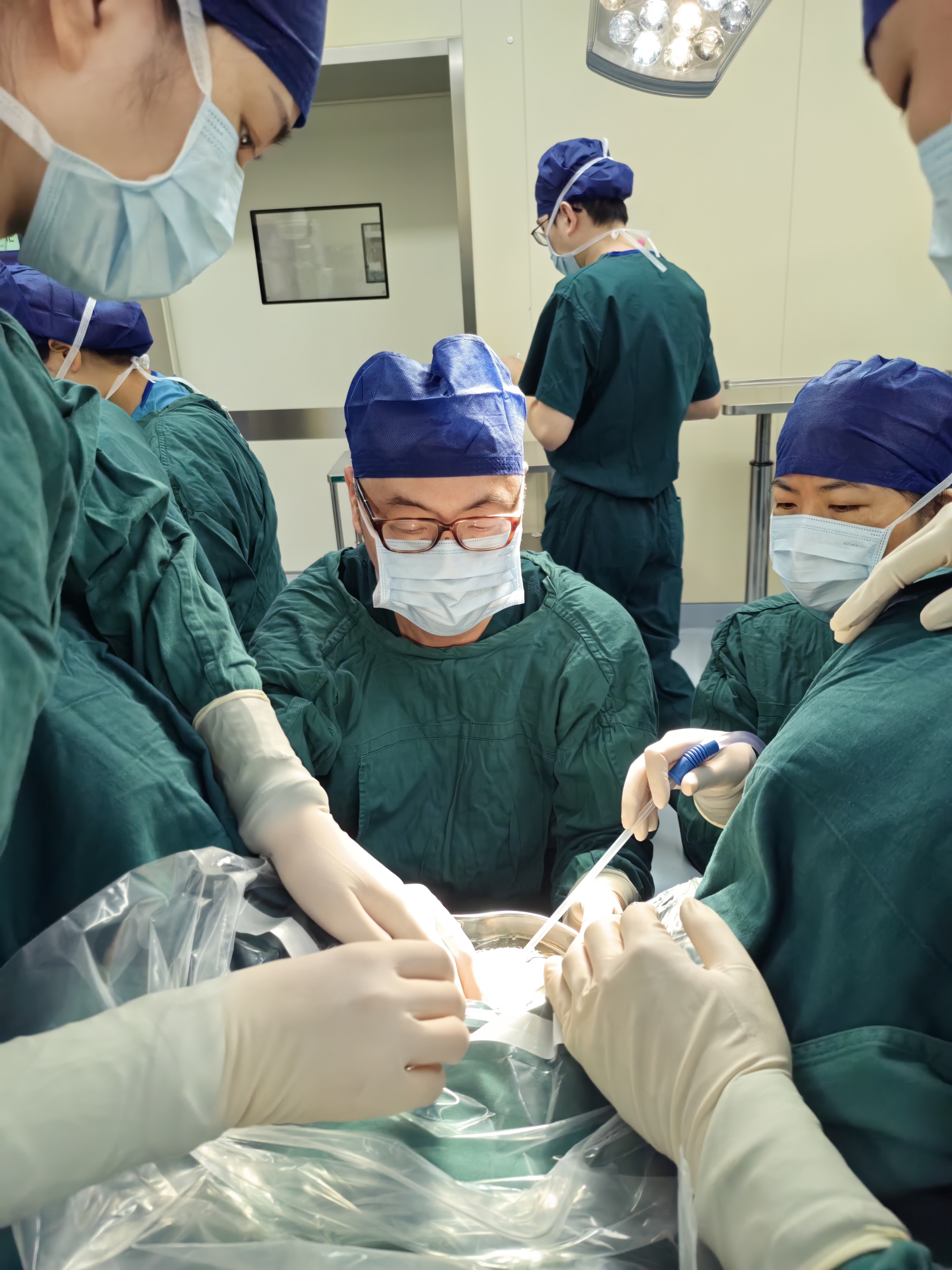 打个喷嚏就会「尿裤子」 微创手术助老年女性摆脱「漏尿」困扰