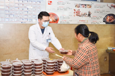 暖暖腊八粥，浓浓仁慈情：寒冬里的温暖传递