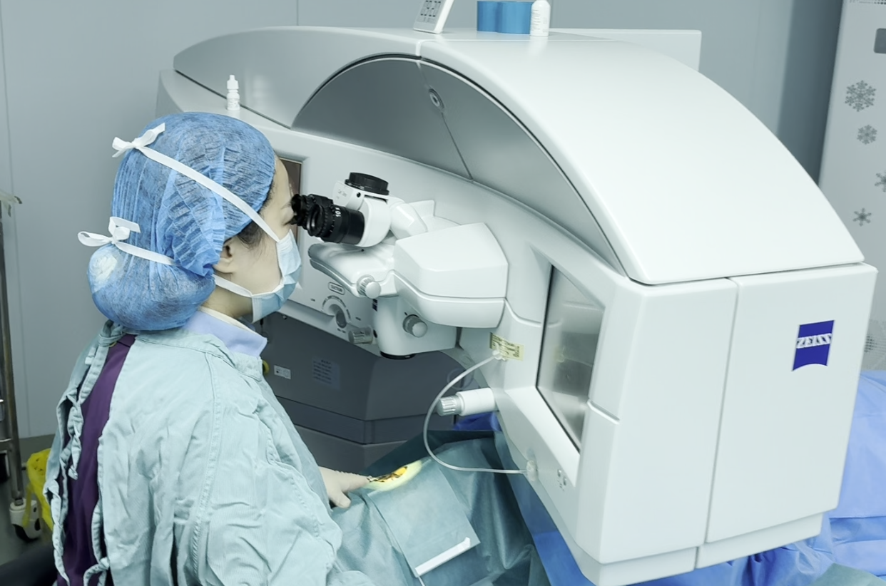 中年人可以做近视手术吗？武汉普瑞眼科关念介绍手术注意事项