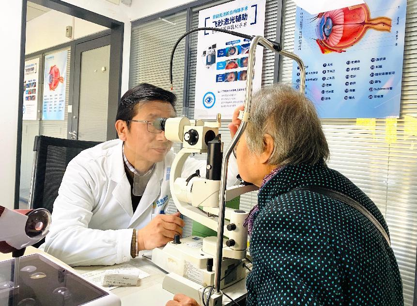 什么时候做白内障手术合适?武汉普瑞眼科程旭康建议治疗要趁早