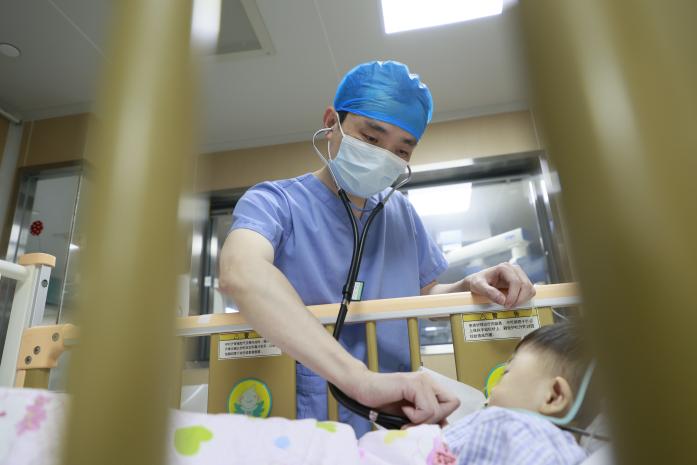 一身器官皆「反骨」:宝贝心脏「溜」右边 河南宝宝赴汉补「心洞」!