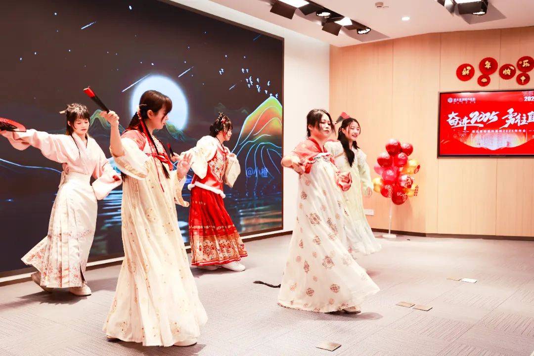 湖北普瑞眼科医院 2024 年年终总结大会暨新春年会圆满举办