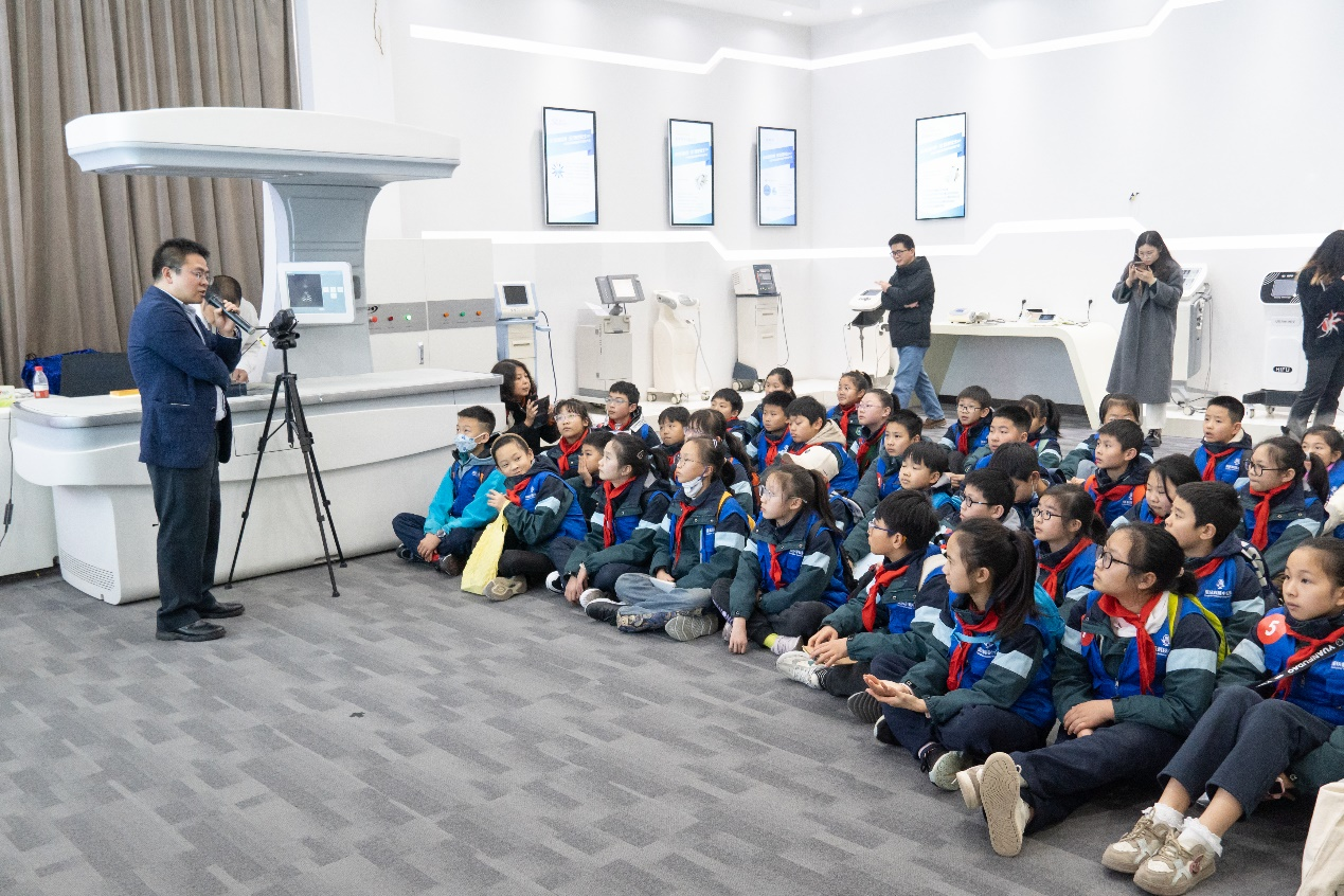 探索超声波奥秘,40 多组树人博文小学科技小记者走进海扶医疗聚焦超声技术科普中心