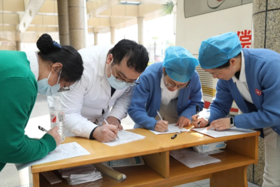 冬日里的这抹「红」让人心里暖洋洋的