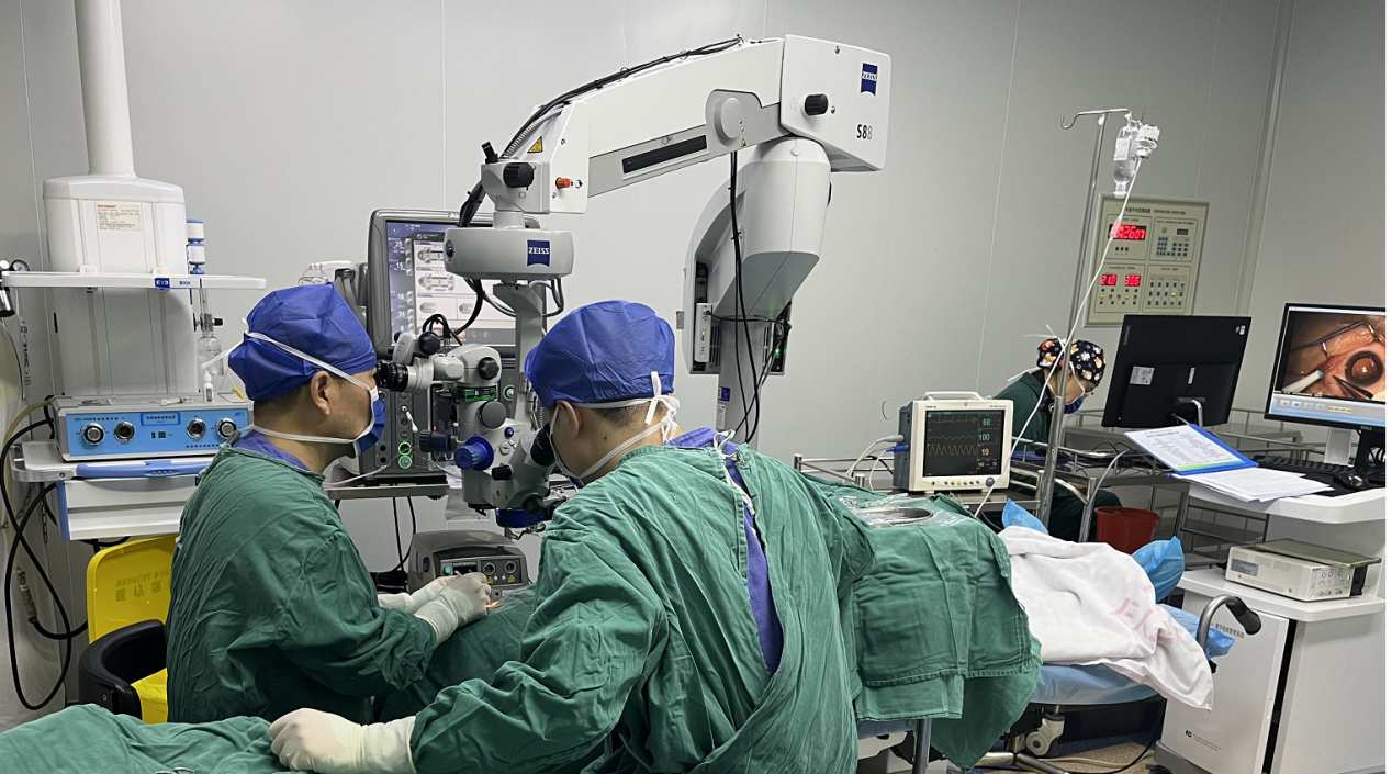 突发孔源性视网膜脱落，重庆爱尔眼科医院紧急手术护其光明！