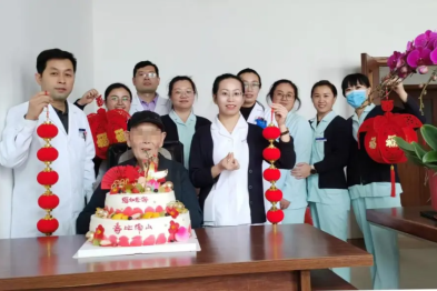 鲁中温暖丨病房里的烛光：93 岁老人的第 8 个暖心生日