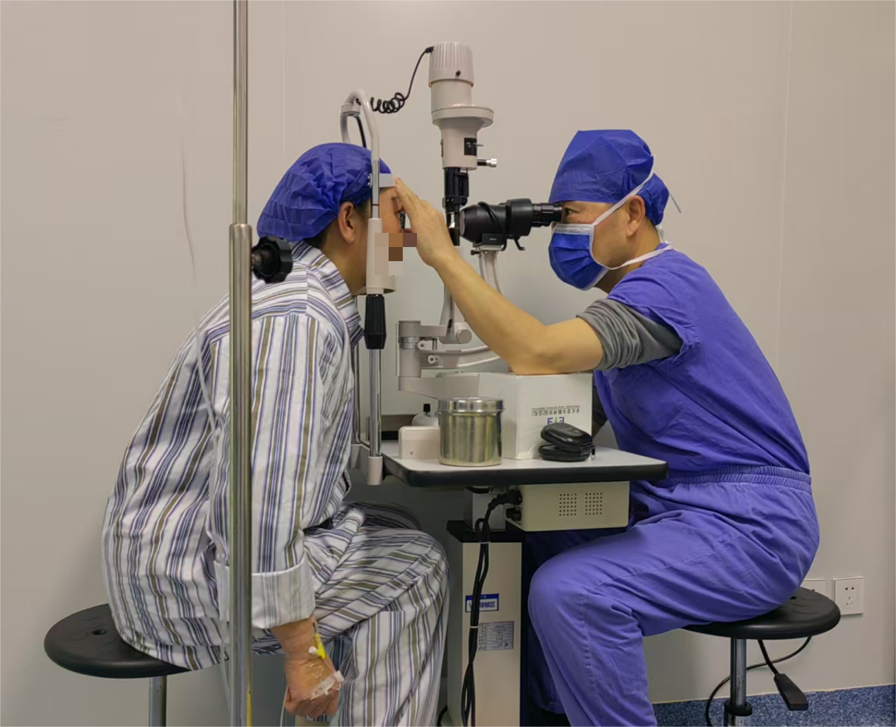 突发孔源性视网膜脱落，重庆爱尔眼科医院紧急手术护其光明！