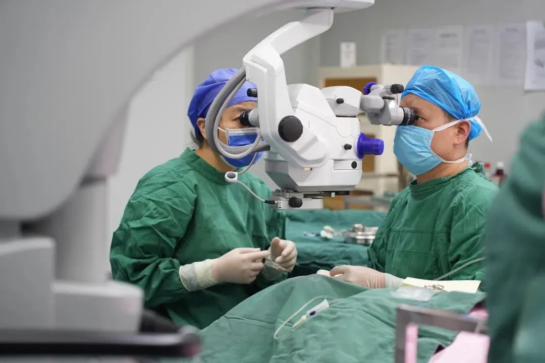 全国首批！河南首例！郑州华厦视光眼科完成河南省首例龙晶 PR 晶体植入手术！