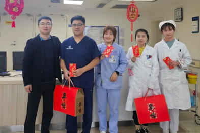 成都新华医院领导班子除夕夜慰问一线值班人员